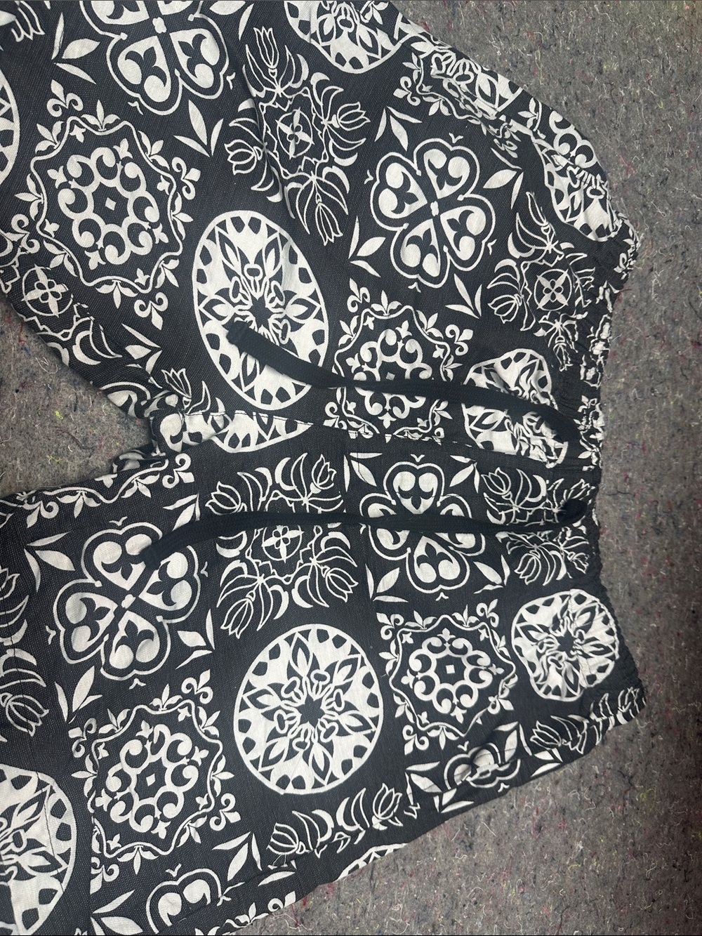Forever 21 Black and White Printed Men’s Drawstring Shorts